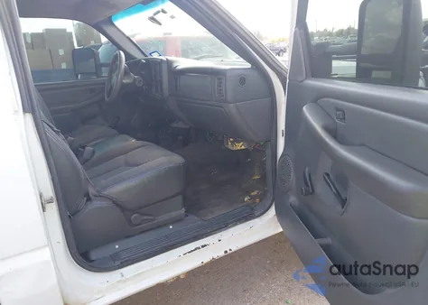 2004 Chevrolet Silverado 2500Hd Work Truck z USA, uszkodzony, nr VIN 1GCHC24U24E198155